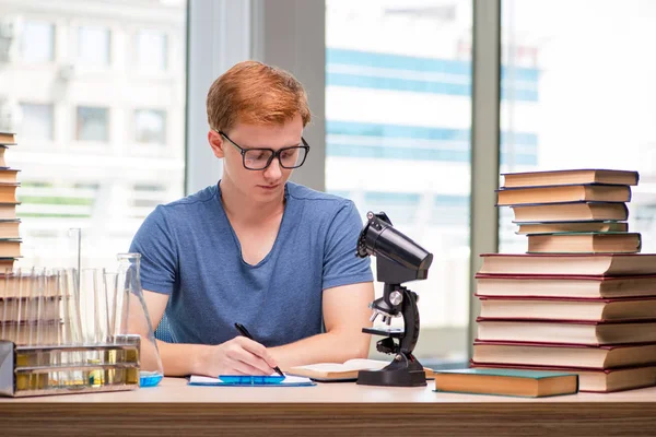 Joven estudiante cansado y agotado preparándose para el examen de química —  Fotos de Stock