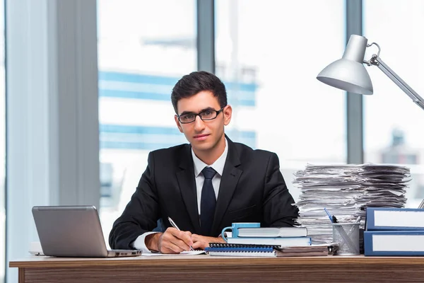 Молодий бізнесмен працює в офісі — стокове фото