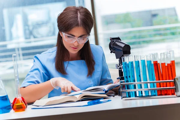 Laboratuvarda çalışan genç kadın