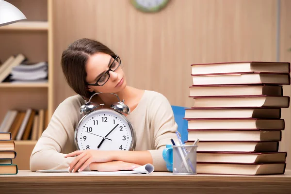 Junge Studentin bereitet sich auf Uni-Prüfungen vor — Stockfoto