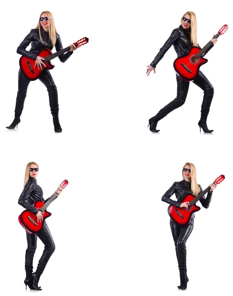 Giovane donna che suona la chitarra isolata sul bianco — Foto Stock