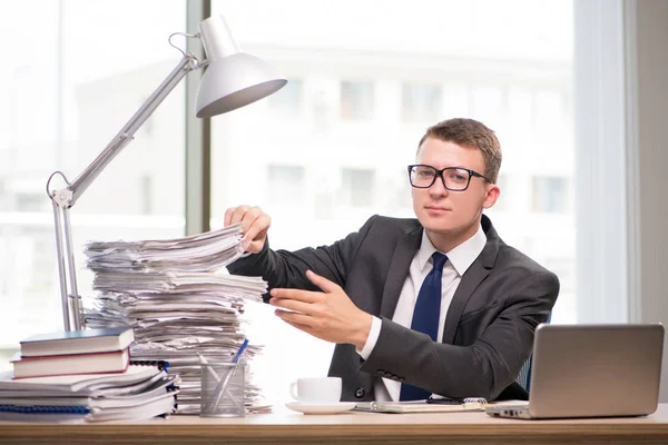 Jeune homme d'affaires travaillant dans le bureau — Photo