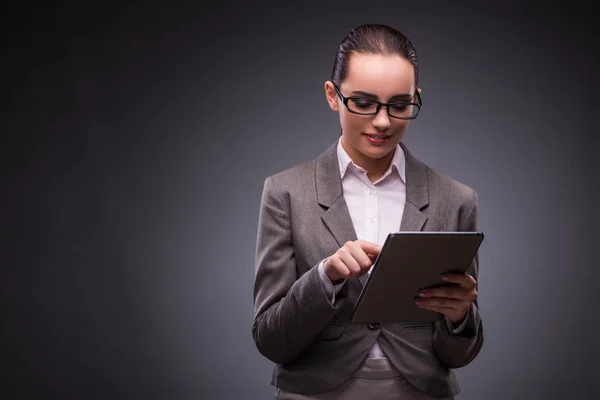 Jeune femme avec tablette dans le concept d'entreprise — Photo