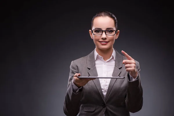 Mujer con Tablet PC en concepto de negocio — Foto de Stock