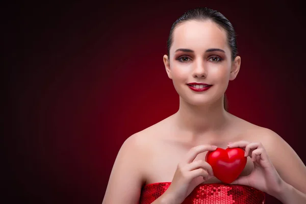 Junge Frau im Valentinstag-Konzept — Stockfoto