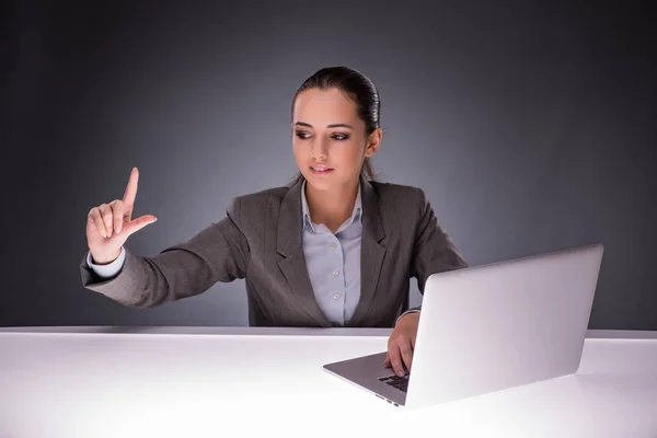 Zakenvrouw met laptop in business concept — Stockfoto