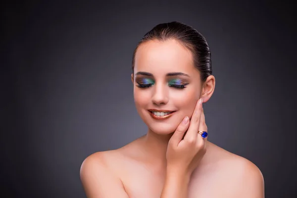 Hermosa mujer con joyas en concepto de belleza —  Fotos de Stock