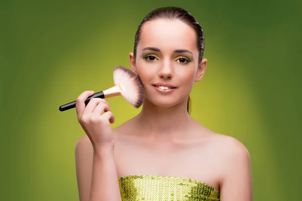 Krásná žena použití make-up v kráse koncept — Stock fotografie