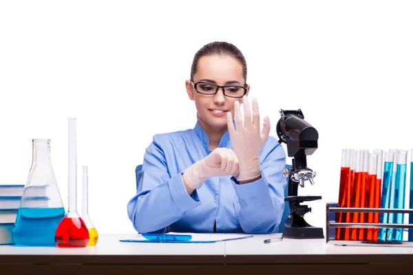 Químico de laboratorio que trabaja con microscopio y tubos —  Fotos de Stock