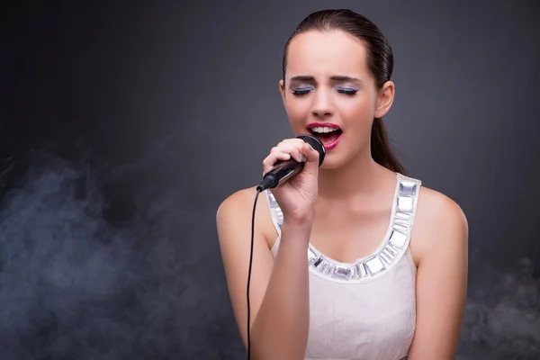 Menina cantando no clube de karaoke — Fotografia de Stock