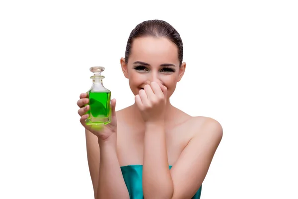 Femme tenant une bouteille de parfum vert — Photo
