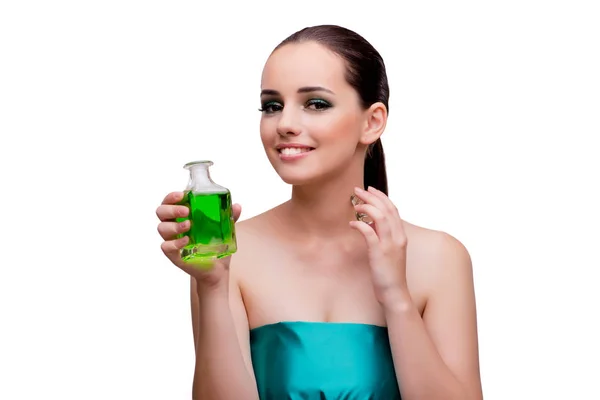 Mulher segurando uma garrafa de perfume verde — Fotografia de Stock