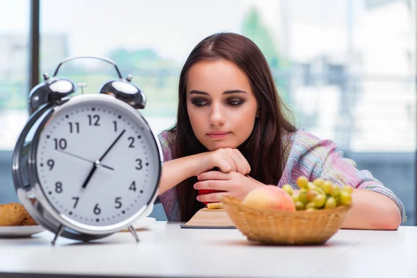 Chica joven desayunando por la mañana — Foto de Stock