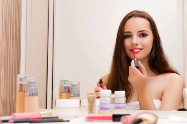 Donna che fa il trucco a casa preparandosi per la festa — Foto Stock