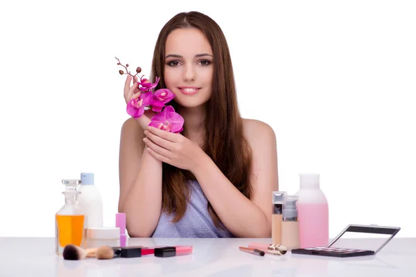 Mujer joven con flor de orquídea aislada en blanco — Foto de Stock