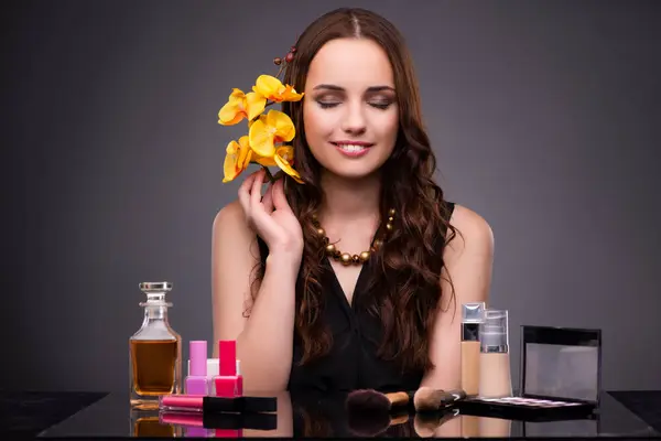 Žena s make-up a orchidej květina — Stock fotografie