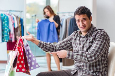 Karısı için Noel alışveriş sırasında bekleyen adam