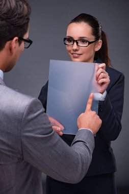 Sanal ekran üzerinde çalışan iş adamları