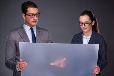 Sanal ekran üzerinde çalışan iş adamları