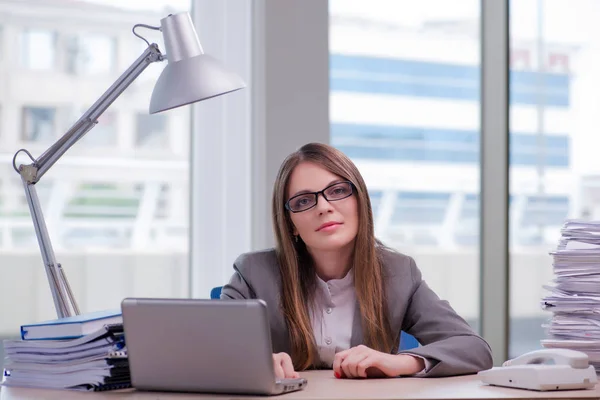 Bizneswoman pracująca w biurze — Zdjęcie stockowe