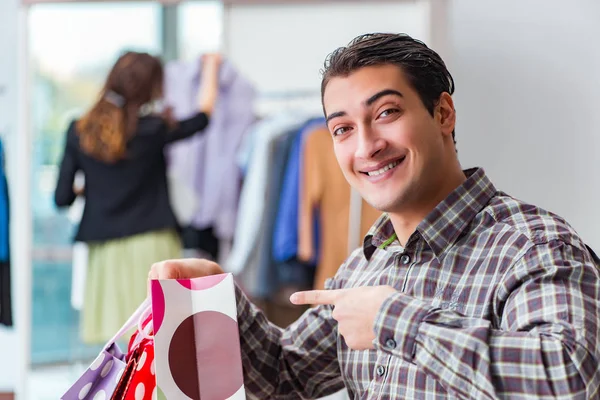 Mutlu koca karısıyla alışveriş