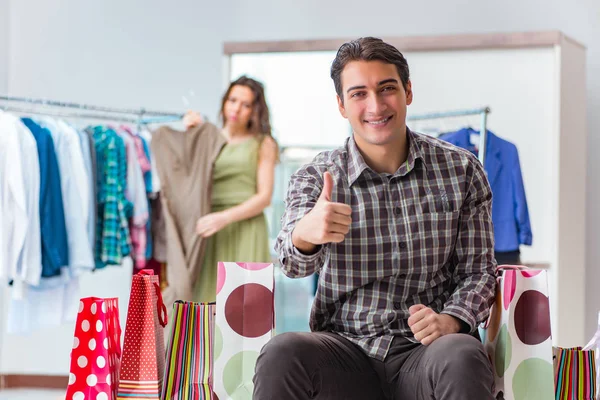 Glad man shopping med sin fru — Stockfoto