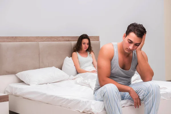 与妻子和丈夫在床上的家庭冲突 — 图库照片
