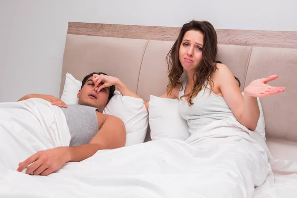 Frau hat Probleme mit dem Schnarchen ihres Mannes — Stockfoto