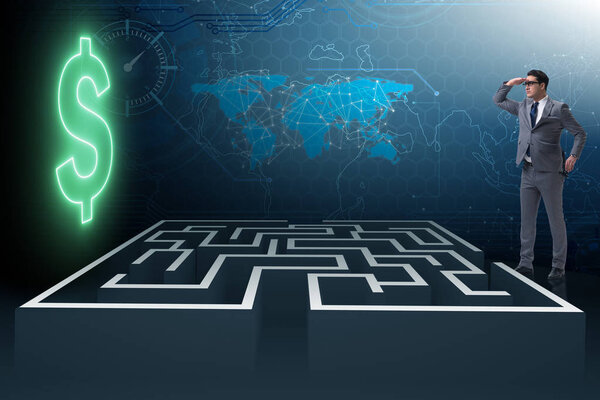 Человек пытается добраться до долларов через лабиринт
