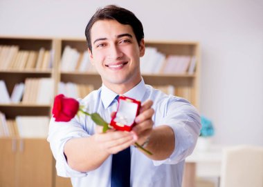 Evlilik teklifi yapan bir adamın romantik konsepti.