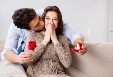 Evlilik teklifi yapan bir adamın romantik konsepti.