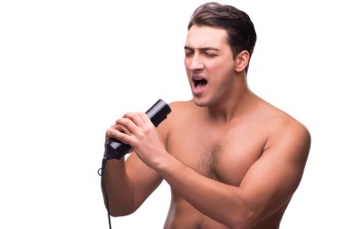 Adam beyaz izole saç kurutma makinesi ile