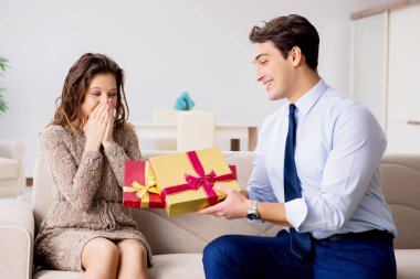 Evlilik teklifi yapan bir adamın romantik konsepti.