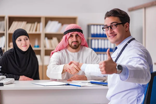 Doctor consulting arab family at hospital — Stock Photo, Image