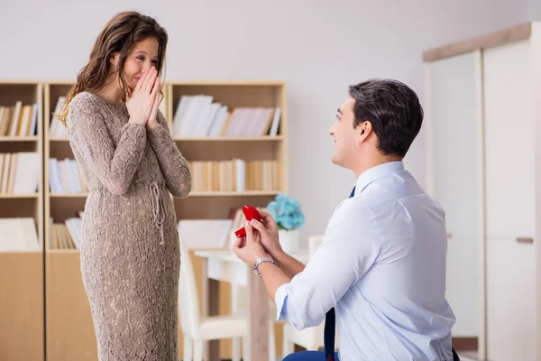 Concepto romántico con el hombre haciendo propuesta de matrimonio — Foto de Stock