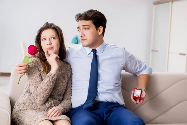 Evlilik teklifi yapan bir adamın romantik konsepti.