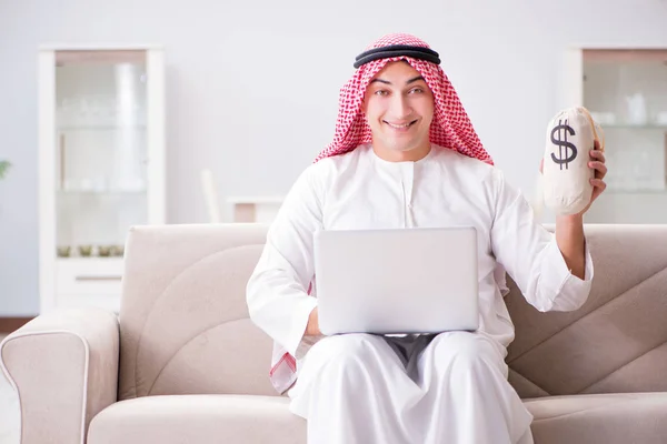 Ung arabisk affärsman som arbetar med laptop på soffan — Stockfoto