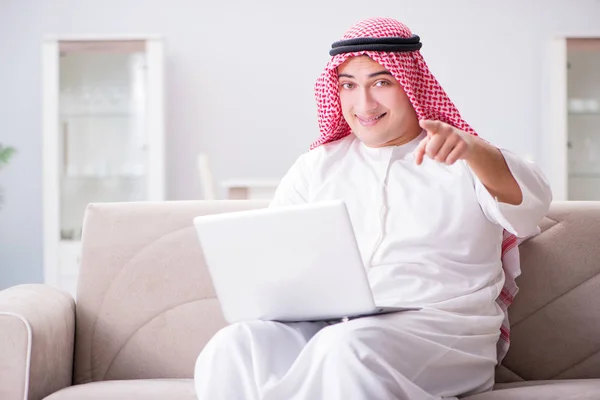 Genç Arap işadamı kanepede dizüstü bilgisayarla çalışıyor. — Stok fotoğraf
