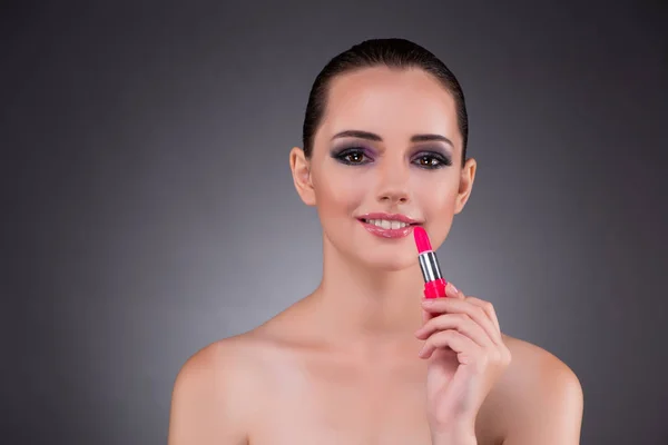 Hermosa mujer en concepto de belleza con lápiz labial —  Fotos de Stock