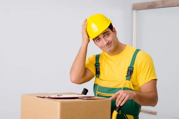 Man delivering boxes during house move — Stock Photo, Image