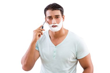 Yakışıklı adam, beyazın üzerinde tek başına tıraş oluyor.