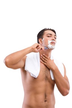 Yakışıklı adam, beyazın üzerinde tek başına tıraş oluyor.