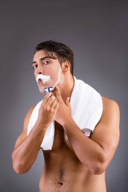 Yakışıklı adam koyu arka planı tıraş