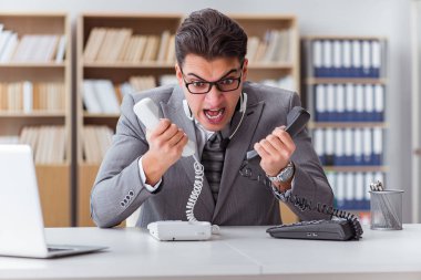 Ofiste kızgın Yardım Masası işleci