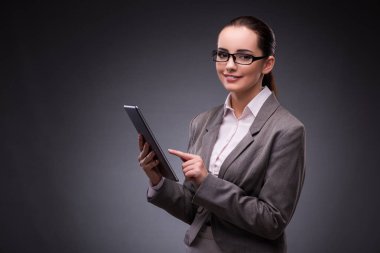 İş konseptinde tablet bilgisayarı olan kadın