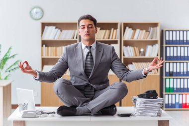 Yakışıklı Ofis Masası üzerinde meditasyon