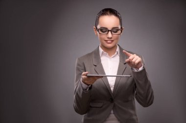 Tablet bilgisayarla çalışan genç iş kadını