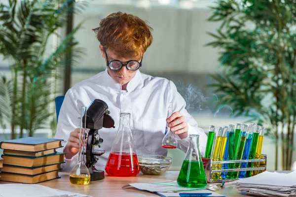 A laborban dolgozó fiatal őrült kémikus — Stock Fotó