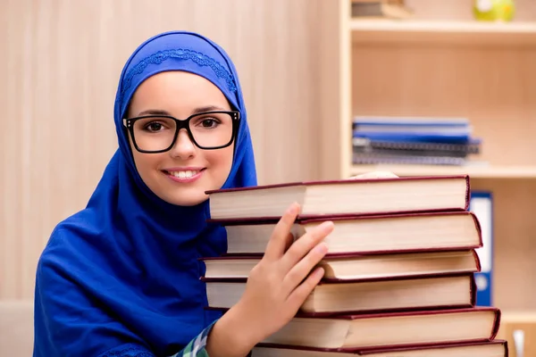 Мусульманская девушка готовится к вступительным экзаменам — стоковое фото
