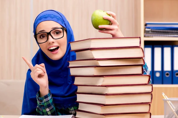 Fille musulmane se préparant pour les examens d'entrée — Photo